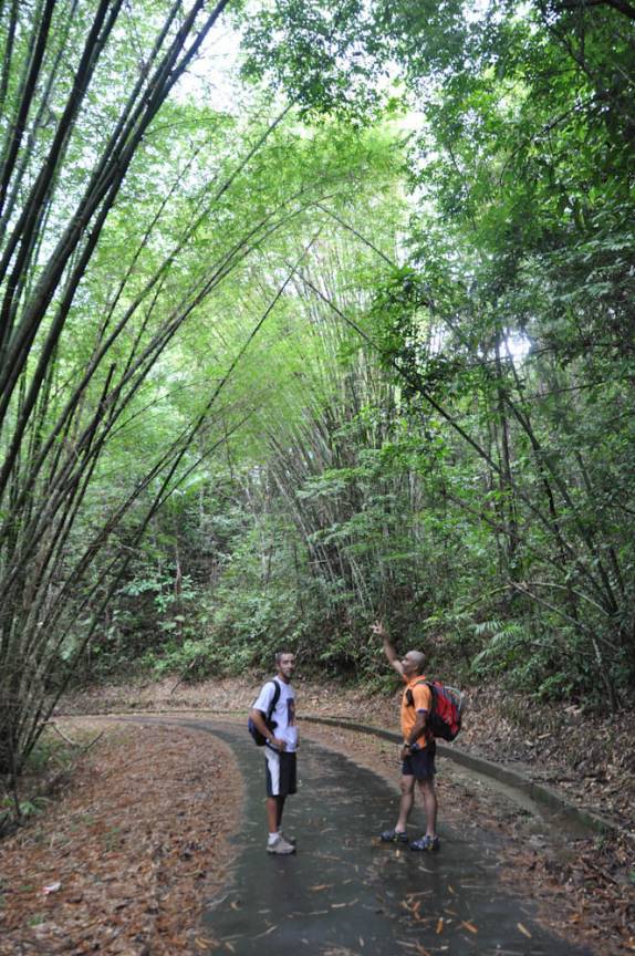 Junto com o Emile no início da trilha para a Cachoeira de Rio Seco, em Trinidad